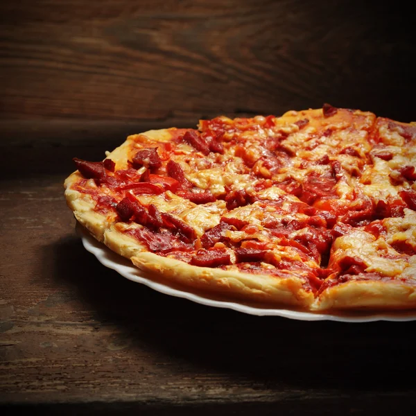 Pizza ronde sur fond bois — Photo