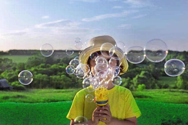 Junge spielen in Blasen — Stockfoto