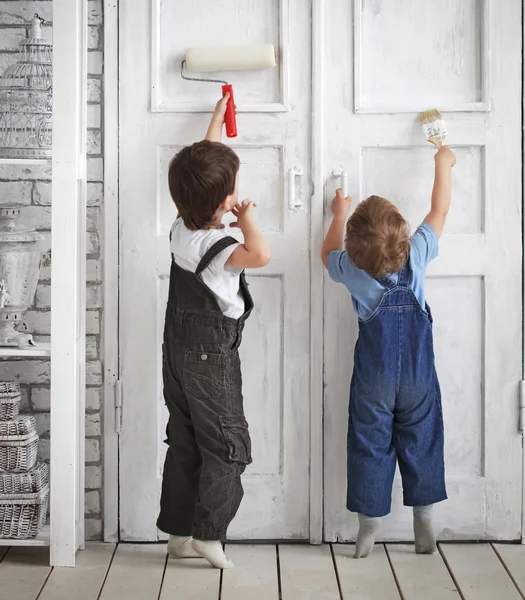 Twee kinderen verf binnenshuis — Stockfoto
