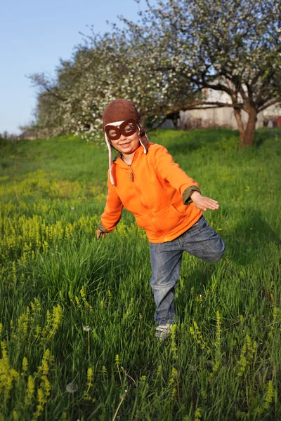 Menino jogando no piloto — Fotografia de Stock