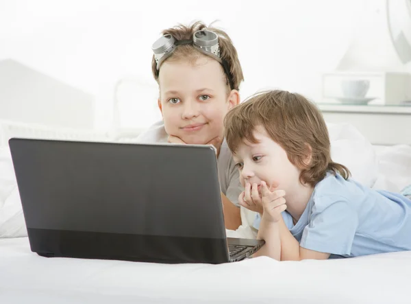 Dois menino jogar com laptop — Fotografia de Stock