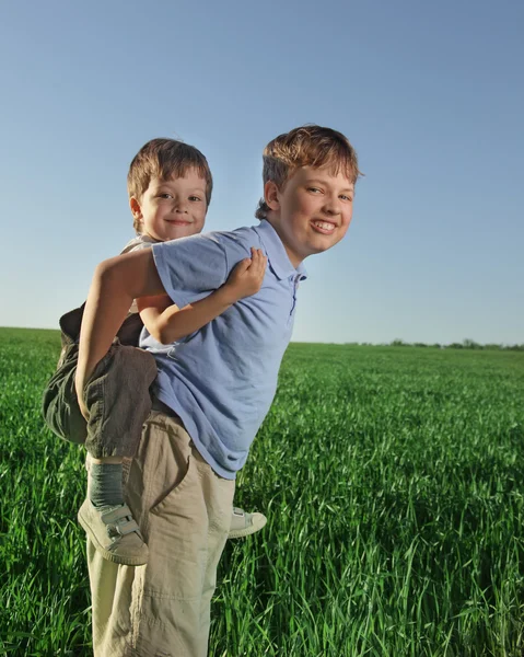 Dois menino feliz jogar ao ar livre — Fotografia de Stock