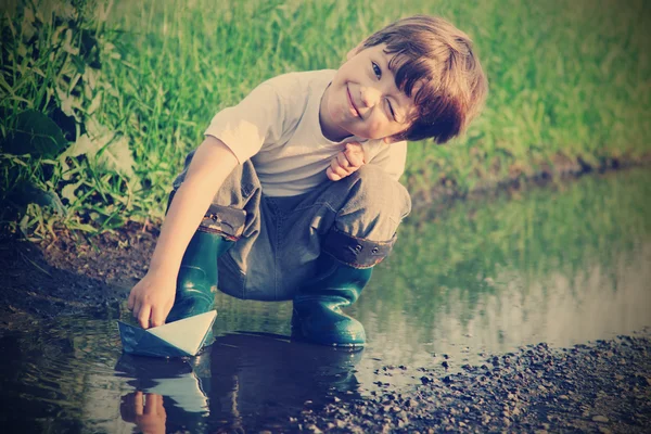 Beetje jongen spelen in water — Stockfoto