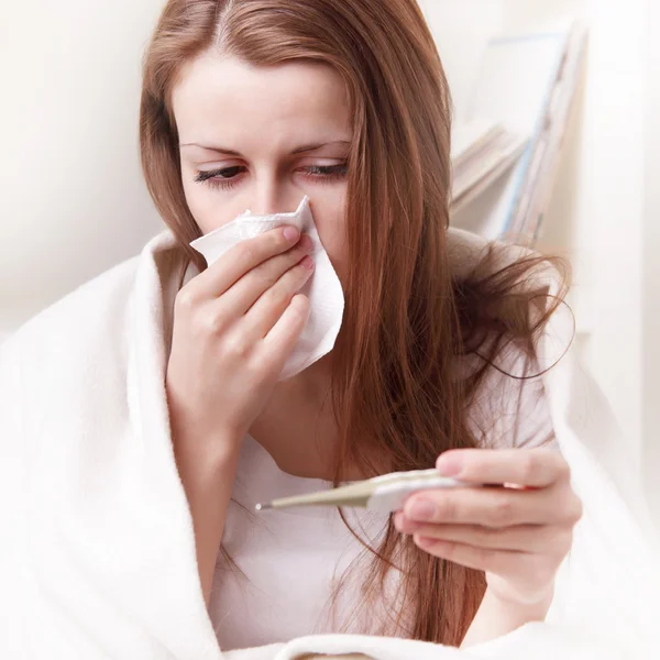 Sie leidet an einer Erkältung — Stockfoto