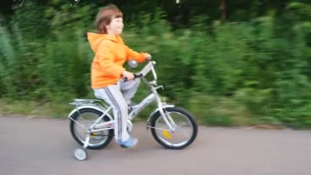 Junge fährt Fahrrad — Stockvideo