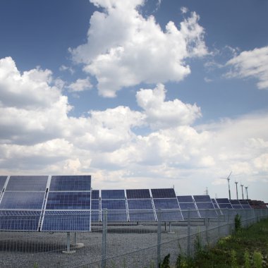 gerçek güneş panelleri ve rüzgar türbini