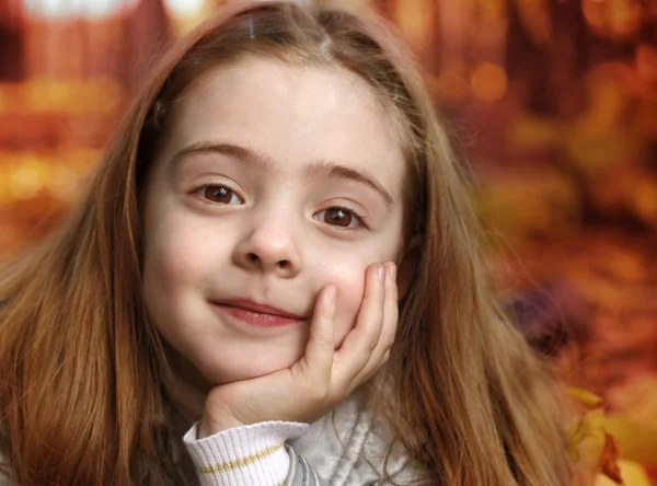 Menina feliz no parque de outono — Fotografia de Stock