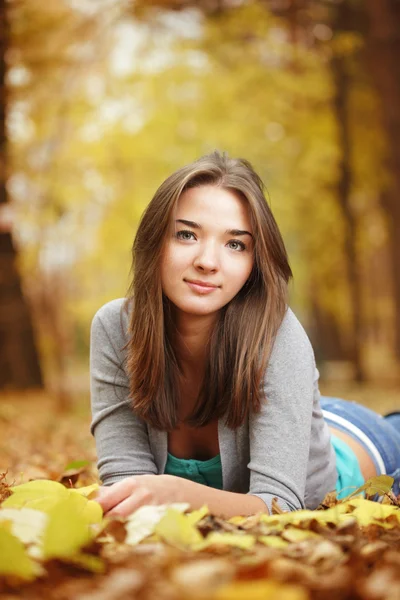 Schoonheid meisje in de herfst park — Stockfoto