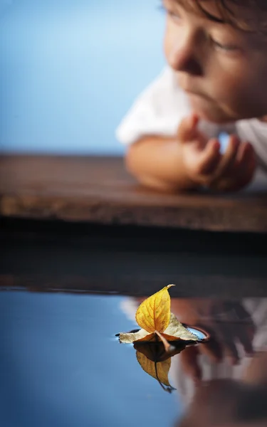 Autumn leaf  ship and children  (focus on ship) — Stock Photo, Image