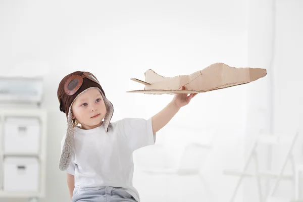 Gelukkige jongen met vliegtuig in hand — Stockfoto