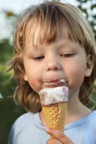 Glücklicher kleiner Junge isst ein Eis — Stockfoto
