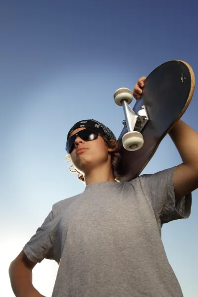 Ung pojke med skateboard i hand — Stockfoto