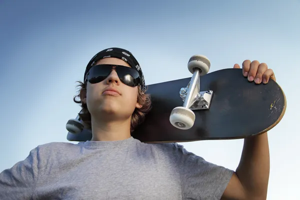 Ung pojke med skateboard i hand — Stockfoto