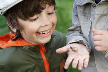 Çocuk salyangoz öğrenmek, çocuk üzerinde odak