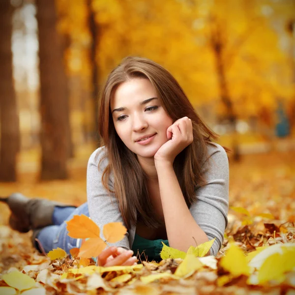 Beauté fille dans automne parc — Photo