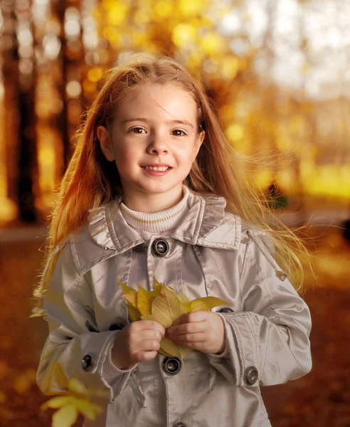 秋の公園で幸せな子供 — ストック写真