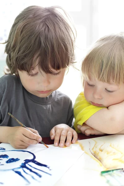 子どもたちの家を描く — ストック写真