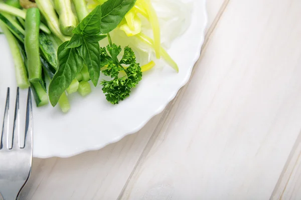 Leckerer und gesunder Salat auf weißem Teller — Stockfoto