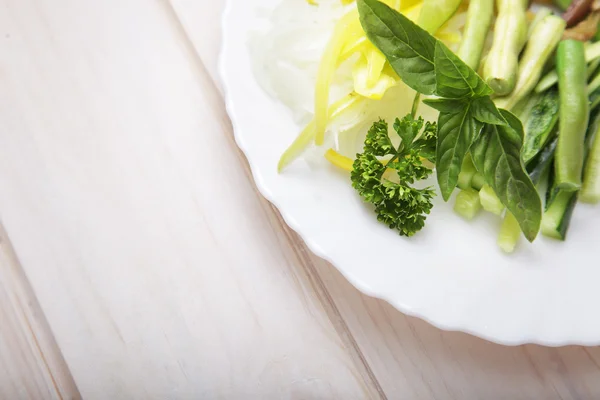 Leckerer und gesunder Salat auf weißem Teller — Stockfoto