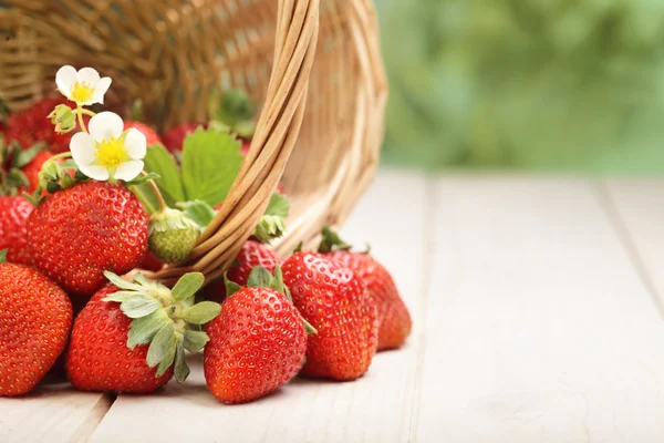 Mand met aardbei op tafel — Stockfoto