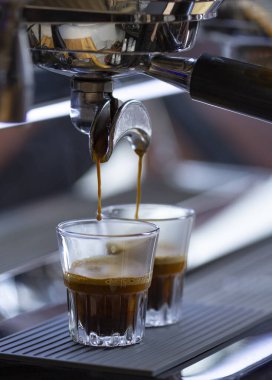 Profesyonel kahve makinesi espresso yapıyor.