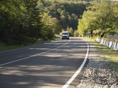 yüksek dağlarda asfalt yolda araba.