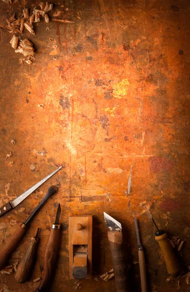 古い木製の作業台上のハンドツール木 ドリル治具鋸面の彫金 — ストック写真