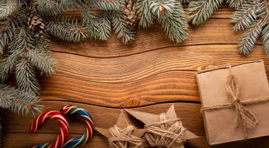 Noel Ağacı ve ahşap arka plan süslemeleri harfler için fotokopi alanı