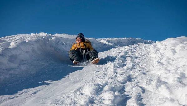 Glücklicher Junge Rutscht Winter Mit Dem Schlitten Den Schneehügel Hinunter — Stockfoto
