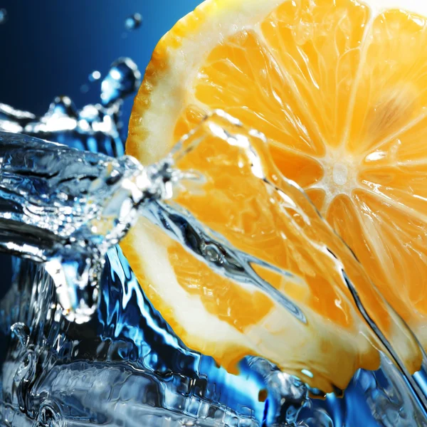 Limon in water — Stock Photo, Image