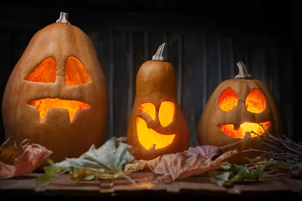 Jacka Latarnie Halloween Dynia Twarz Drewniane Tła Jesienią Liście — Zdjęcie stockowe