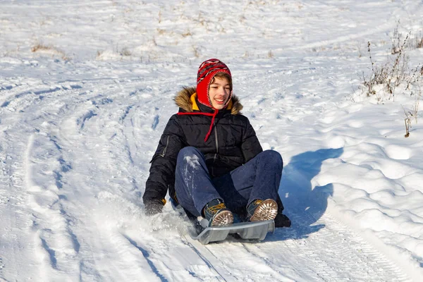 Jongen Glijden Van Sneeuw Heuvel Slee Buiten Winter Sleeën Seizoen — Stockfoto