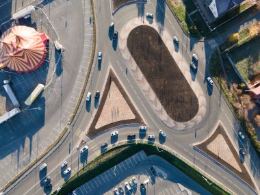 Şehir yolu kavşağı, otoyol, araba ve kamyonla. Street Top Manzarası. Arkaplan, Hava