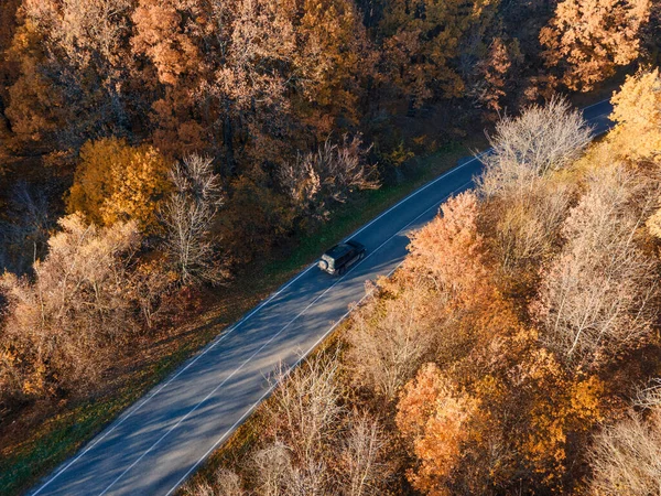 Venkovská Silnice Černým Autem Žlutém Oranžovém Podzimním Lese Letecký Pohled — Stock fotografie