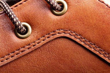 İplikle dikilmiş deri çizmeler.