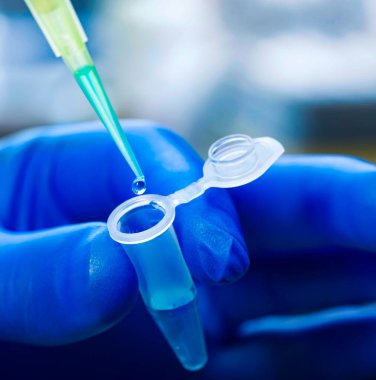 Bilim adamı test tüpü bilim laboratuvarını dolduruyor.