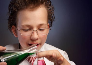 iki şişe ile komik duygusal kimyager