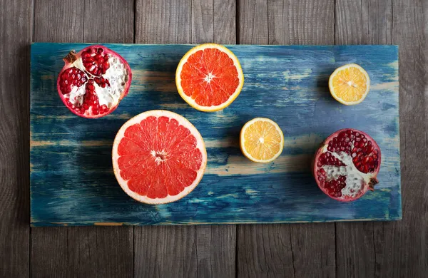 Rijp Tropisch Fruit Een Blauwe Vintage Bord Oranje Citroen Grapefruit — Stockfoto