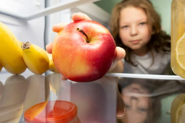 냉장고에서 사과를 꺼내는 컨디션 — 스톡 사진