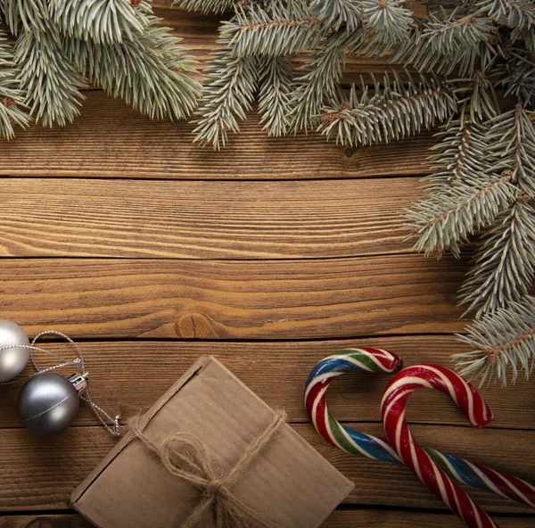 圣诞树和木制背景板上的装饰品 用于书写书信 — 图库照片