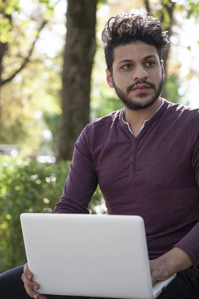 Man Met Laptop Zomerpark Heldere Dag — Stockfoto