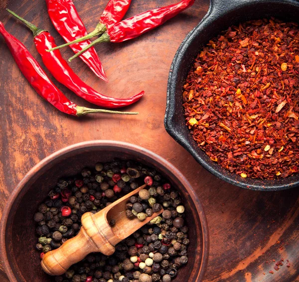 Selectie Van Specerijen Peper Voedselachtergrond Zwarte Houten Tafel Bovenaanzicht — Stockfoto