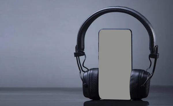 Fones Ouvido Com Mockup Smartphone Isolar Cinza Conceito Música Online — Fotografia de Stock