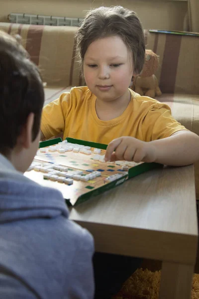 孩子们玩棋盘纸片是用填字游戏排成的 休闲概念回到学校 — 图库照片