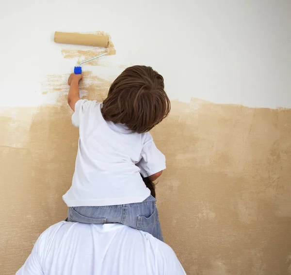 Táta Pomáhá Synovi Malovat Zeď Novém Domě — Stock fotografie