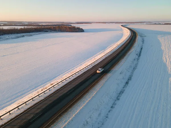 Автомобілі Дорозі Оточені Зимовими Полями Вид Повітря — стокове фото