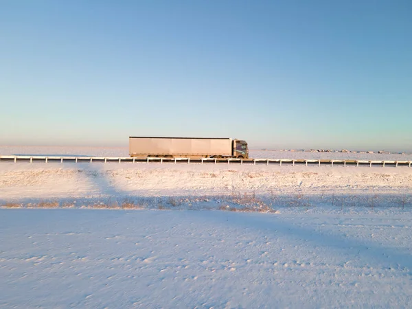 Вантажівка Дорозі Оточенні Зимових Полів Ліцензійні Стокові Фото