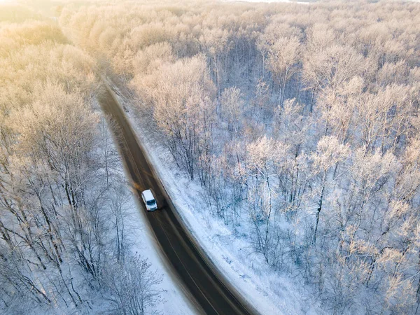 Машина Дорозі Оточена Зимовим Лісом Вид Зверху Повітря — стокове фото