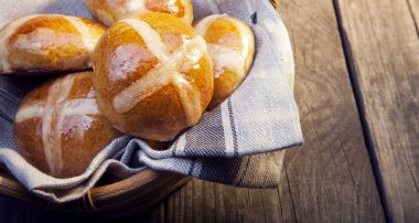 Sepet üst görünümde sıcak çörekler, kopyalama alanı. Paskalya pastası.