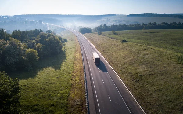 Górny Widok Lotu Ptaka White Truck Przyczepą Cargo Naczepa Porusza — Zdjęcie stockowe